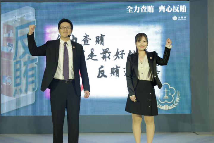 台北地檢署檢察官郭建鈺（右）被指控反覆糾纏追問鼎越開發前董座朱亞虎，把自己的推論變成被告證詞，自導自演改證詞，之後還榮升法官，引發網友砲轟。圖/取自法務部網站