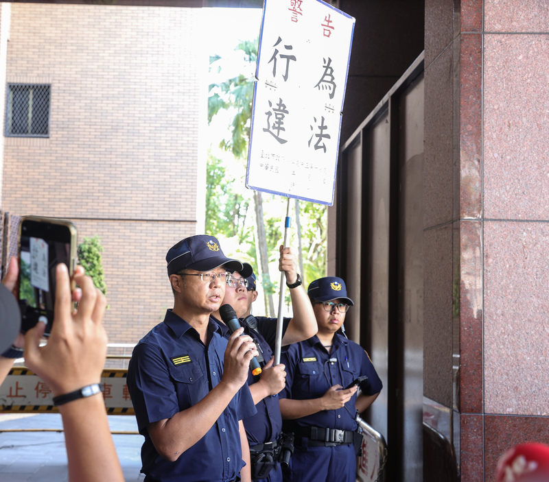 聲援民眾黨主席柯文哲的支持者在北檢外集結、喊口號，警方1日上午10時5分第1次舉牌警告。圖/ 中央社