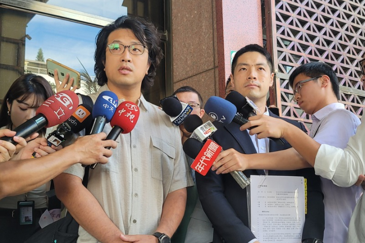 不滿遭控「賺紅錢」沈伯洋代父提告三粉專 還要傅崑萁道歉