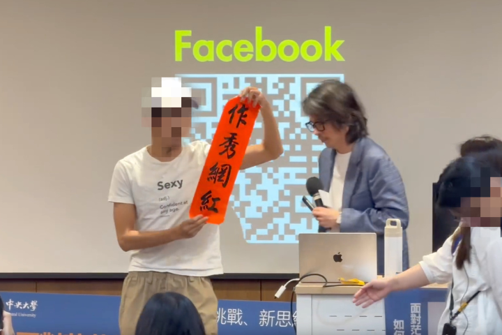 教育部次長葉丙成（右）受邀前往中央大學演講，有學生當面質疑葉丙成先前在社群平台上針對性別案件發文何時要刪文，葉丙成未當場回覆；過程中學生高舉「作秀網紅」的標語。圖/取自PTT