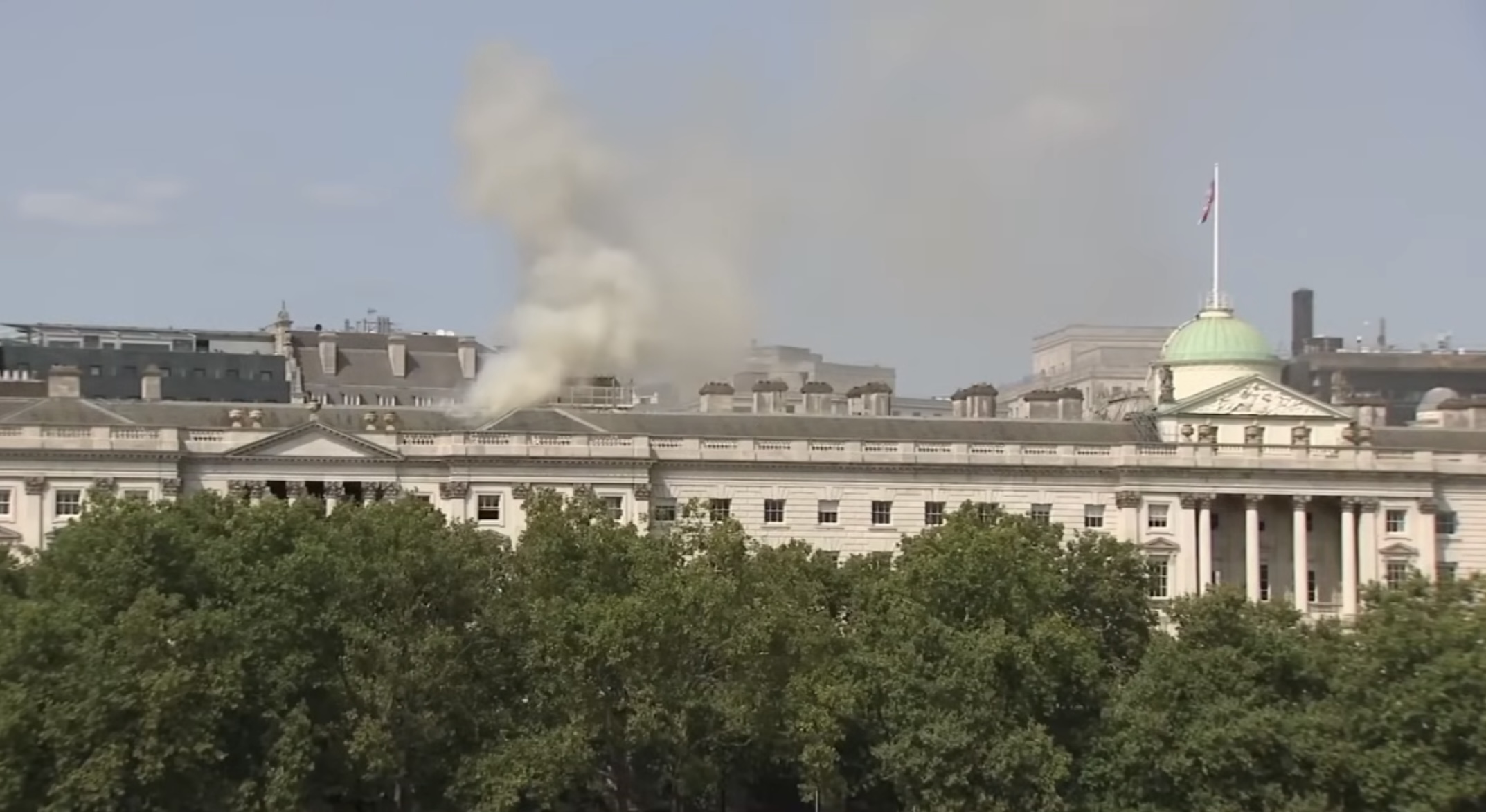 倫敦地標索麥塞宮竄火 逾百消防員灌救後無限期關閉