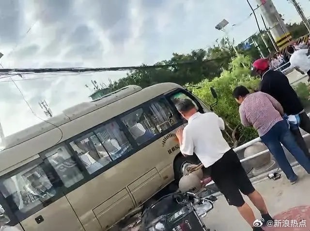 車禍事故後，有人緊急通知相關單位。圖/取自新浪熱點微博