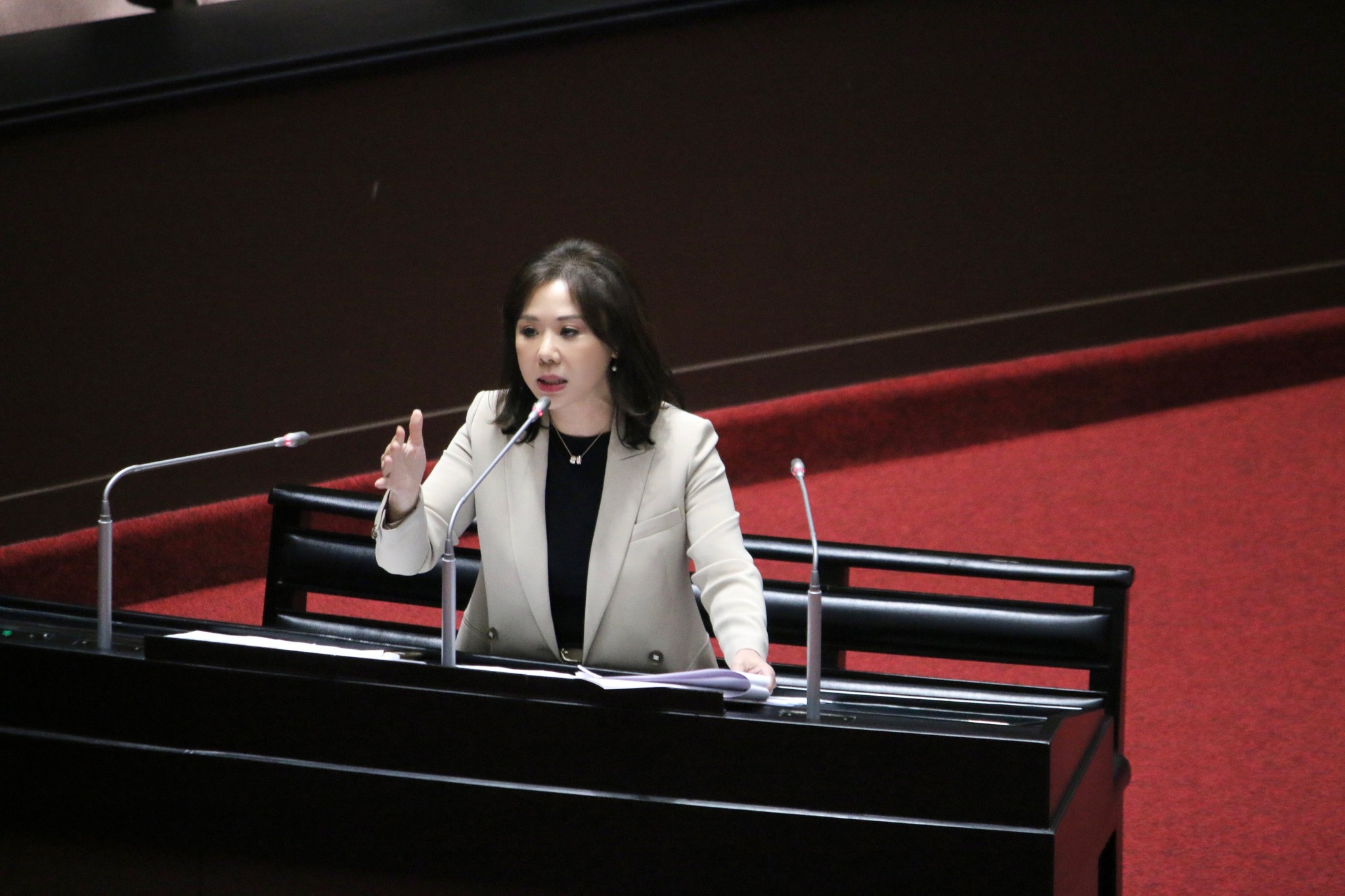 國民黨立委李彥秀4日質詢時表示,吳音寧若出任董座,年薪恐達1500萬元,遠超過總統與行政院長。圖/取自李彥秀臉書