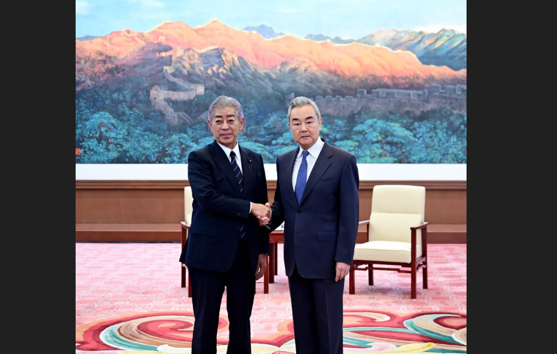 施壓高市內閣　王毅接見親中的日本前外相岩屋毅時要求日方收回台灣有事論