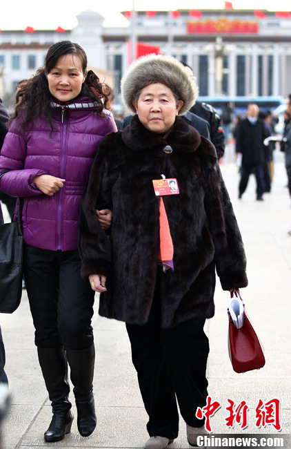 「老乾媽」辣椒醬創辦人陶華碧（右）交班給兒子失敗，只能重出江湖收拾爛攤子。圖/取自中新網
