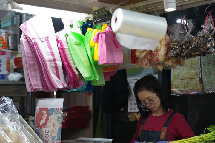 【伊朗危機】荷姆茲海峽封鎖逾月　全球塑膠、食品和藥品短缺已成現實