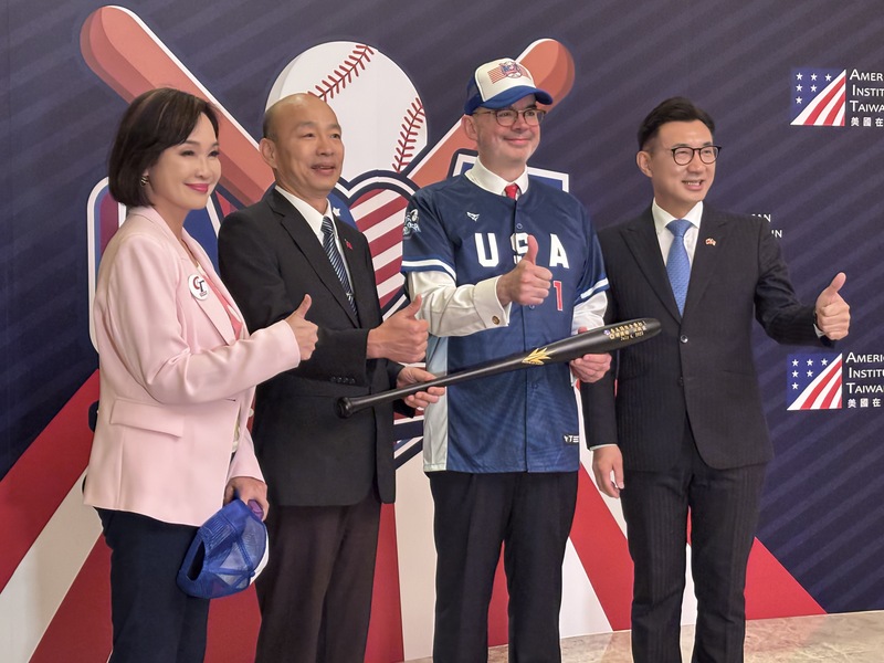 立法院長韓國瑜（左2）及副院長江啟臣（右1）2日出席美國獨立紀念日249週年慶祝酒會，致贈刻印有「台美關係全壘打」的魚雷棒給AIT處長谷立言（右2）。圖/中央社
