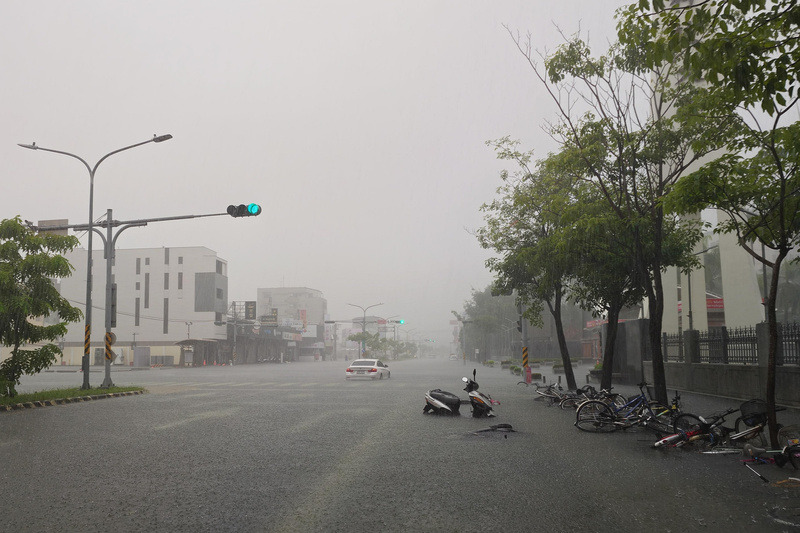 圖為台南市永康區崑大路、大灣路一帶23日上午雨後出現積 淹水,有車輛疑似來誤入積水路段故障。圖/中央社