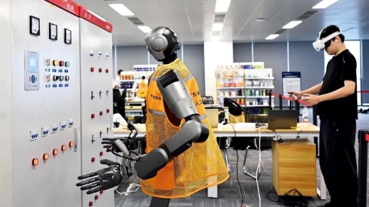 4月7日，在廣州海珠區的廣東省具身智能訓練場，工作人員在模擬環境下訓練機器人進行電力設備巡檢與維護。圖/取自新華社