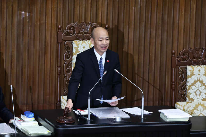 立法院20日開議。圖為立法院長韓國瑜7月16日敲槌宣布三讀通過新住民基本法，第11屆第一會期也在法案通過後宣告結束。圖／中央社