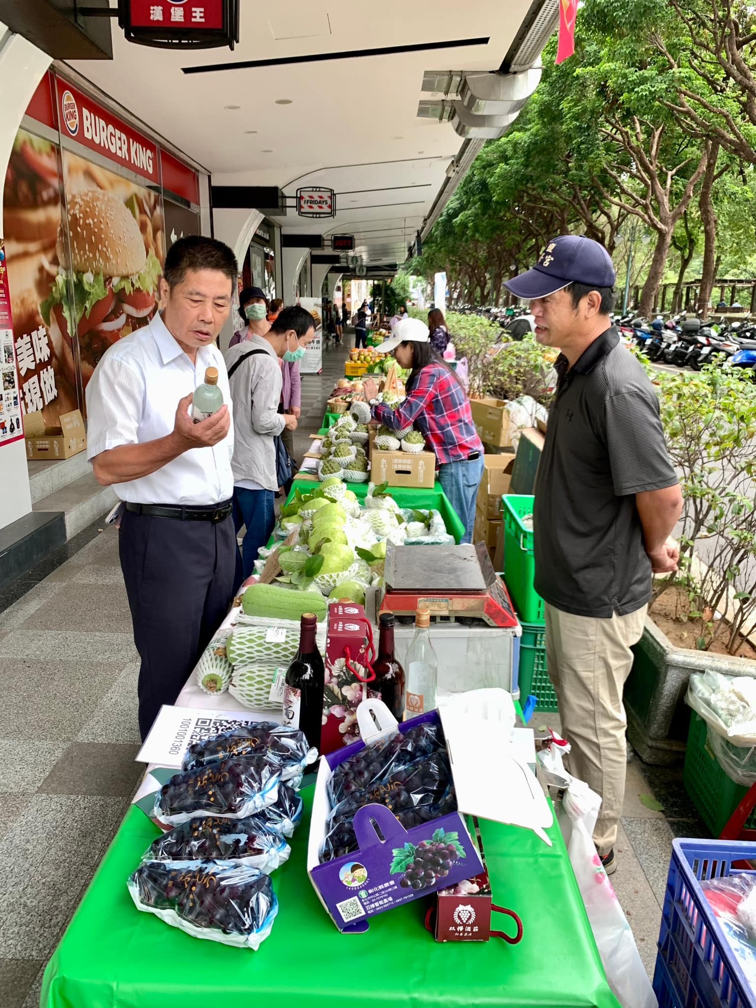 欣欣百貨董座尤志煌去年11月在欣欣百貨市集了解攤販作業，明年2月任期屆滿。圖／取自尤志煌臉書