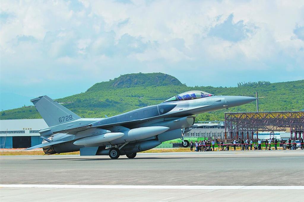2架F-16V戰機飛抵台灣，卻未裝備AN/ALQ-254「蝮蛇之盾」內置電子戰系統，無從發揮戰力。圖/國防部提供