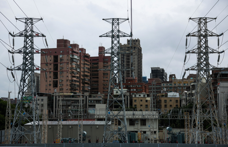 台電虧損狀況嚴峻，電價費率審議會9月30日決議，民生住宅電價凍漲，產業電價調漲12.5%，新電價將在10月16日上路。圖為位於新北市蘆洲區的變電所。圖/中央社