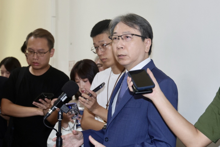 民眾黨主席黃國昌近日捲入養狗仔、吸收駭客、海外資金疑雲，國安局長蔡明彥今日表示，跟拍案已啟動調查，境外資金也進行了解中。圖/中央社