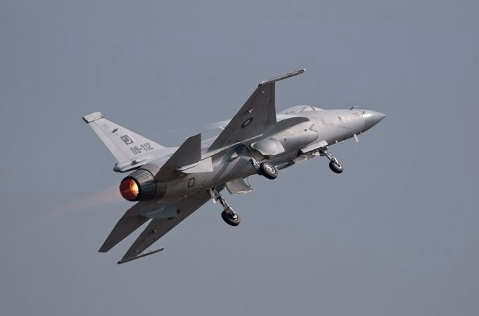 印度自媒體宣稱，大陸製的JF-17「梟龍」戰鬥機（圖）、美國製的F-16戰鬥機可能已被伊朗防空系統擊落，然而經查證並不屬實。圖／新華社