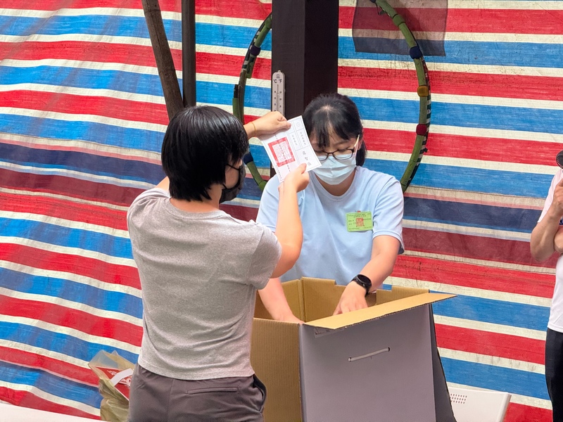 台灣「大罷免」投票於26日下午四時結束，隨即進行開票。圖/中央社