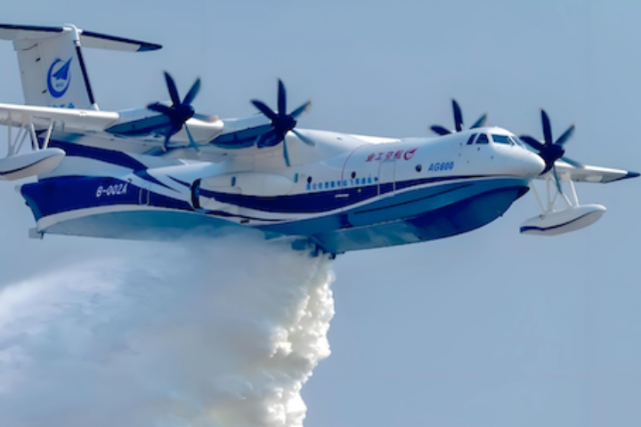 對抗烈焰與巨浪！大陸首架國產水陸機成功問世 20秒灌水12噸 