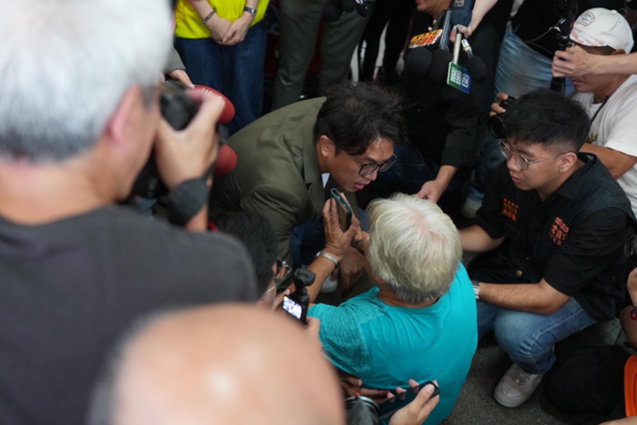 沈伯洋遇社子島居民下跪陳情　蔣萬安：都是先安置後拆遷