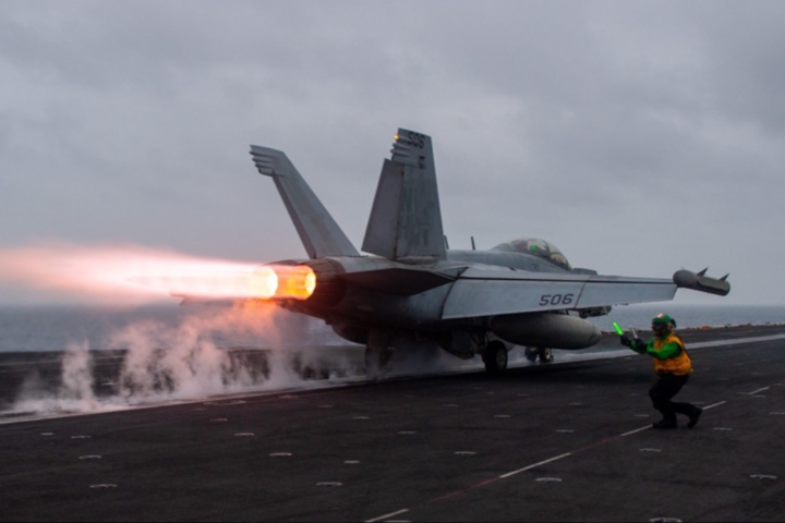 美軍中央指揮部公布戰機自羅斯福號航空母艦飛行甲板升空的照片。圖/取自美軍中央司令部官方《推特》