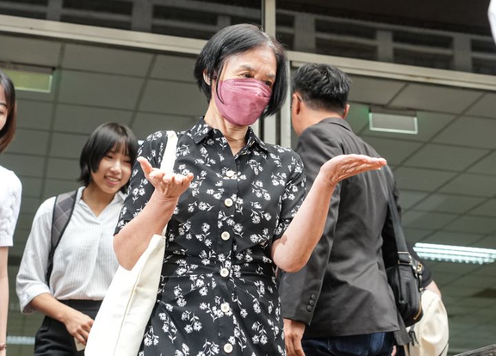 京華城、政治獻金等案二審高院8日下午首度開庭,先進行政治獻金案準備程序,前木可公司負責人李文娟(中)在庭訊結束後步出法院。圖/中央社
