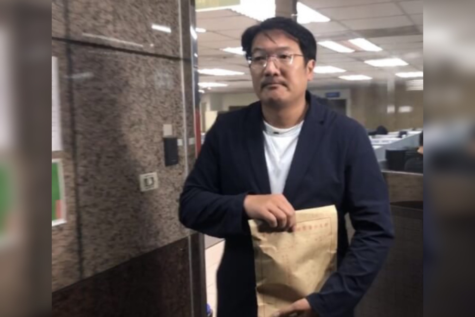 基隆市前民政處長張淵翔於5月6日遭法院裁定羈押禁見。圖/中央社