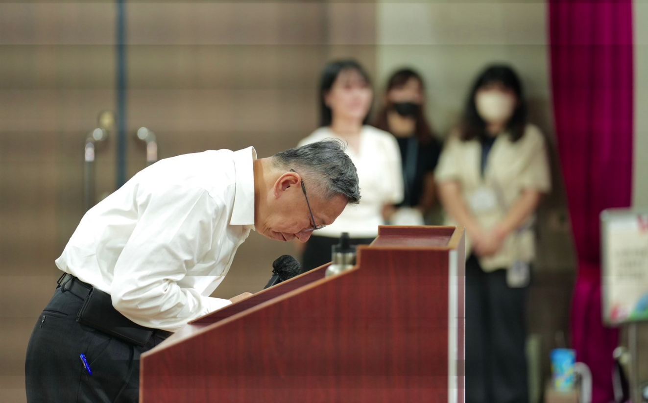 台灣民眾黨主席柯文哲今（29日）在記者會上向支持者鞠躬道歉。圖/取自柯文哲臉書