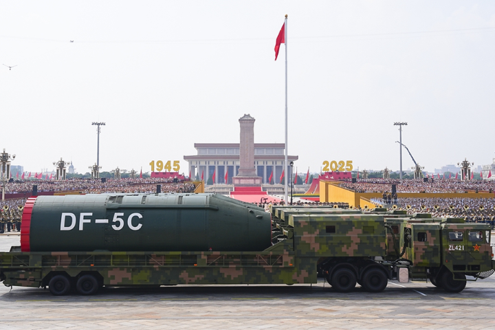 西媒認為，九三閱兵中「軍事炫耀」也佔一大成份，如圖中新亮相的DF-5C（東風5C）洲際彈道飛彈，射程可達15000公里，最厲害是可裝載10枚以上核彈頭，可同時攻擊不同目標，突破飛彈防禦系統，象徵中共洲際飛彈「由量到質」的轉變。圖／取自新華社