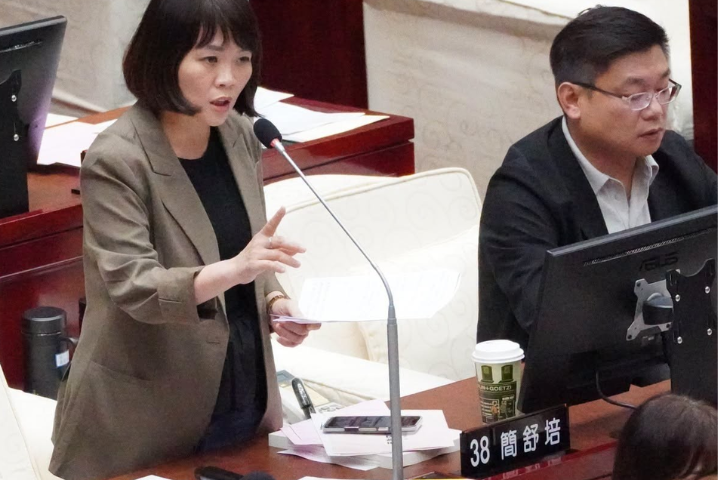 昔罵柯文哲箝制監督今設索資平台　粉專批簡舒培：向前朝道歉還清白