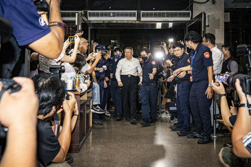 北檢不服北院無保請回柯文哲（中）裁決昨（3日）晚已提起抗告，高院最快今天（4日）做出裁決。圖為8月31日柯文哲以京華城案被告身分移送北檢複訊。圖/中央社