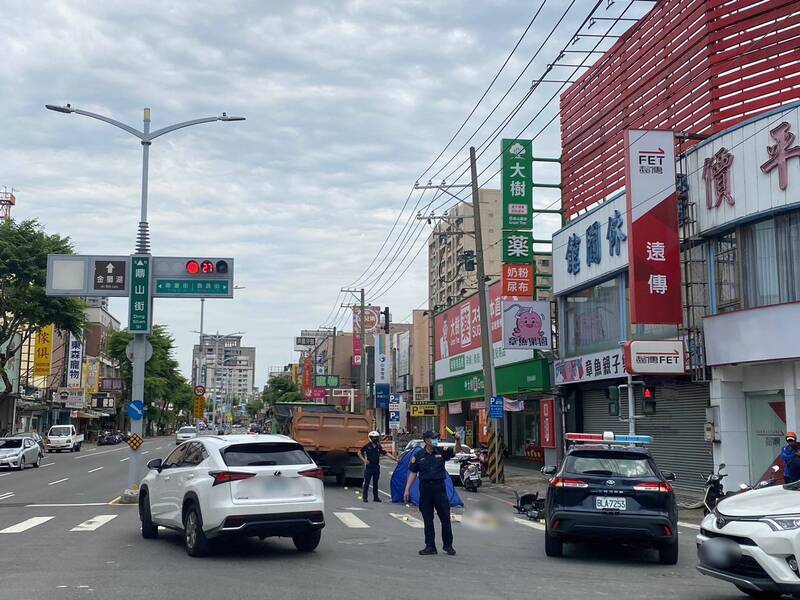 高雄發生一起嚴重車禍，電動車與轉彎的砂石車碰撞，騎乘電動車的婦人倒地遭輾，傷重不治。圖/中央社