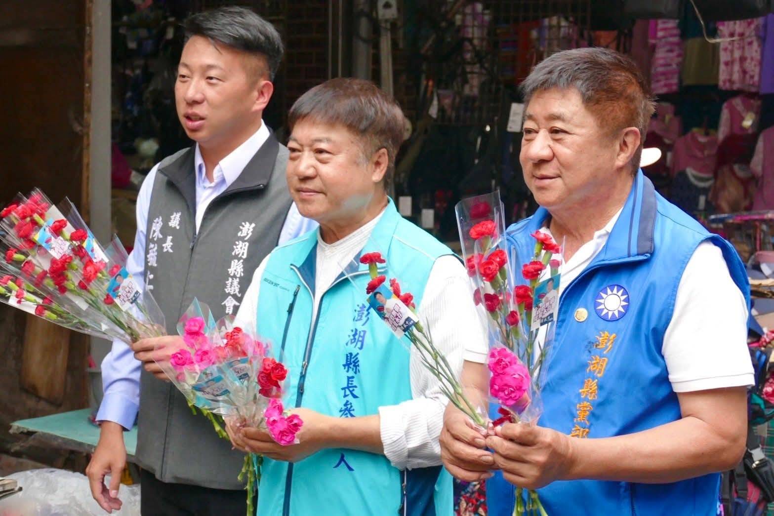 國民黨澎湖縣黨部主委陳雙全(右)表示，棄保效應產生，在藍綠對決的態勢下，國民黨縣長參選人陳振中（中）可望勝出。圖/取自國民黨澎湖縣黨部臉書