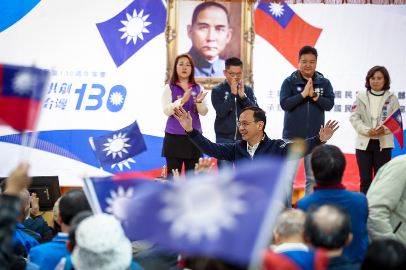 國民黨主席朱立倫聲援3日將在凱道舉行的反廢死「白玫瑰運動」，圖為11/30他在新北市板橋區出席國民黨新北市黨部慶祝建黨130周年黨慶活動，黨員們揮舞旗幟熱烈歡迎。圖/中央社