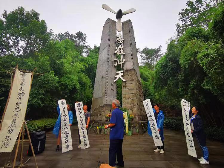 2020年9月13日，璧山空戰烈士後代、重慶文史工作者在重慶南山空軍抗戰紀念園向80年前空戰烈士獻花。圖/取自上游新聞