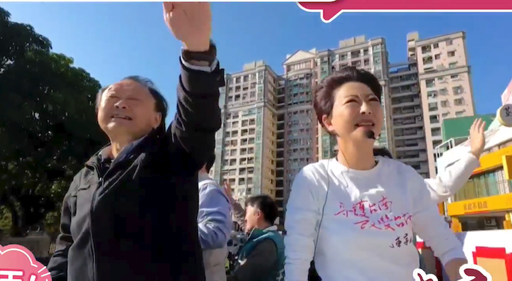 民進黨立委王世堅(左)14日到台南為台南市長參選人陳亭妃加油,兩人一起車掃。圖/取自陳亭妃臉書