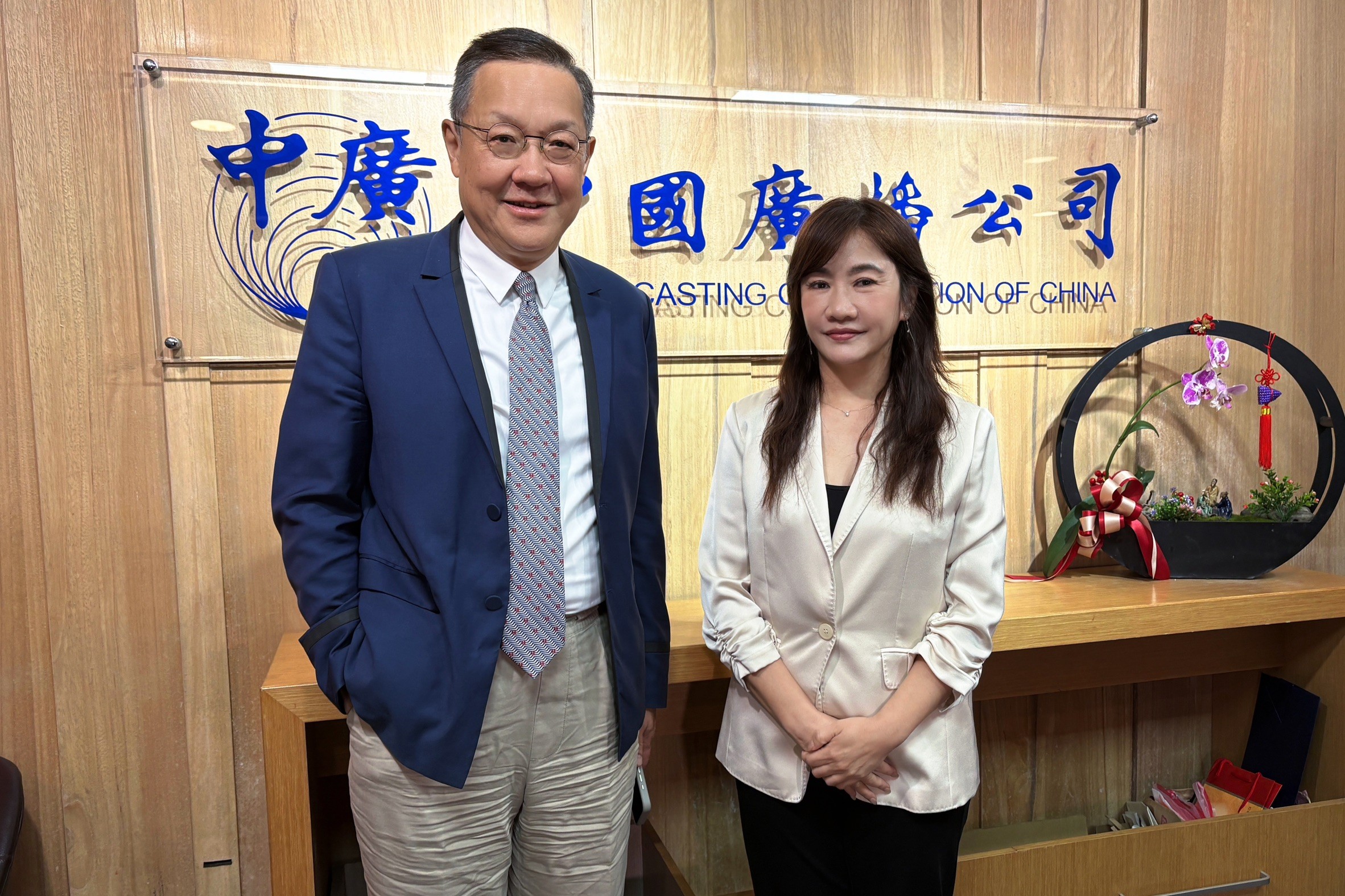 介文汲盛讚鄭麗文訪美行「打出全壘打」：思考深度超越台灣政界人物
