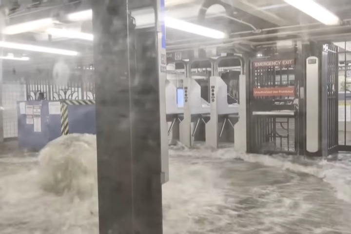 過多雨量湧入下水道難以排洪，巨大水柱如湧泉自人孔蓋沖出。圖/取自Guardian News《YouTube》官方頻道
