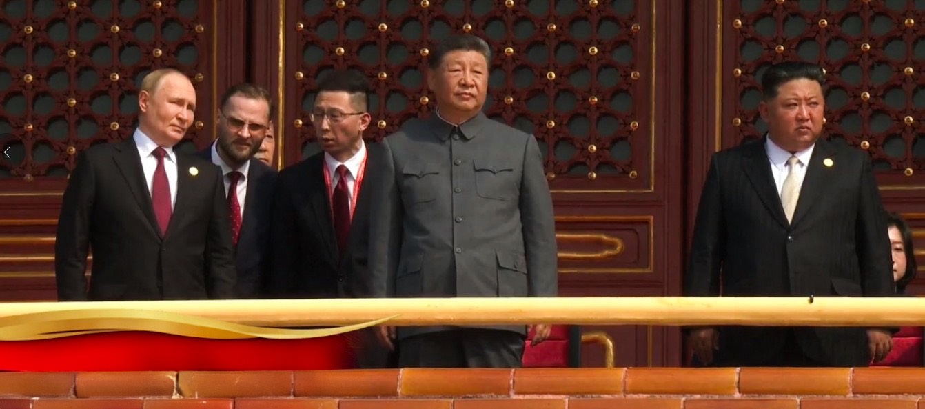 大陸國家主席習近平與俄羅斯總統普丁、北韓領袖金正恩在城樓上觀禮，這是三人首度在國際場合同框亮相。圖/取自香港01直播