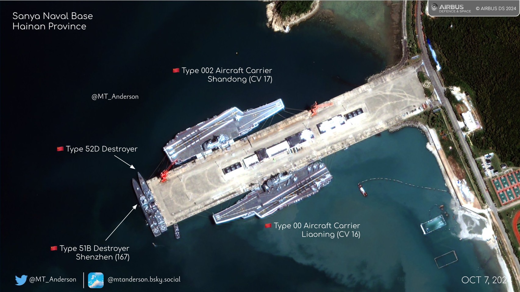 衛星圖片顯示「遼寧艦」和「山東艦」一同停泊在海南三亞碼頭。圖/取自MT Anderson X