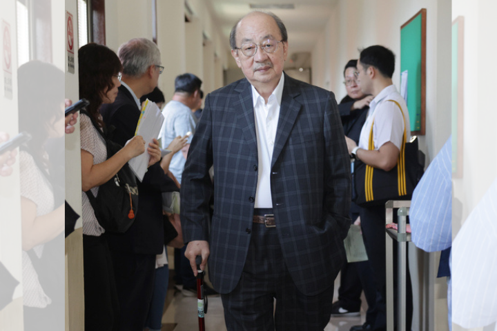 台灣民意基金會16日公布大罷免民調結果，發現由於同意大罷免者人數雖較少但投票意志堅定，罷免方恐將贏反罷免方7.5個百分點。圖為發起大罷免的民進黨黨團總召柯建銘（前）10日在立法院出席黨團協商。圖/中央社