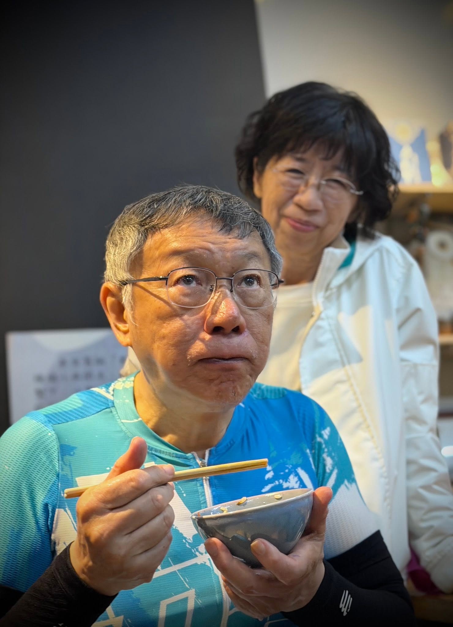 權威人士說，柯文哲被關一年多，如今又因監院追討罰款，導致帳戶含退休金都被凍結，這可說與民進黨「不共戴天」了，怎可能想什麼政治合作。圖／取自柯文哲臉書