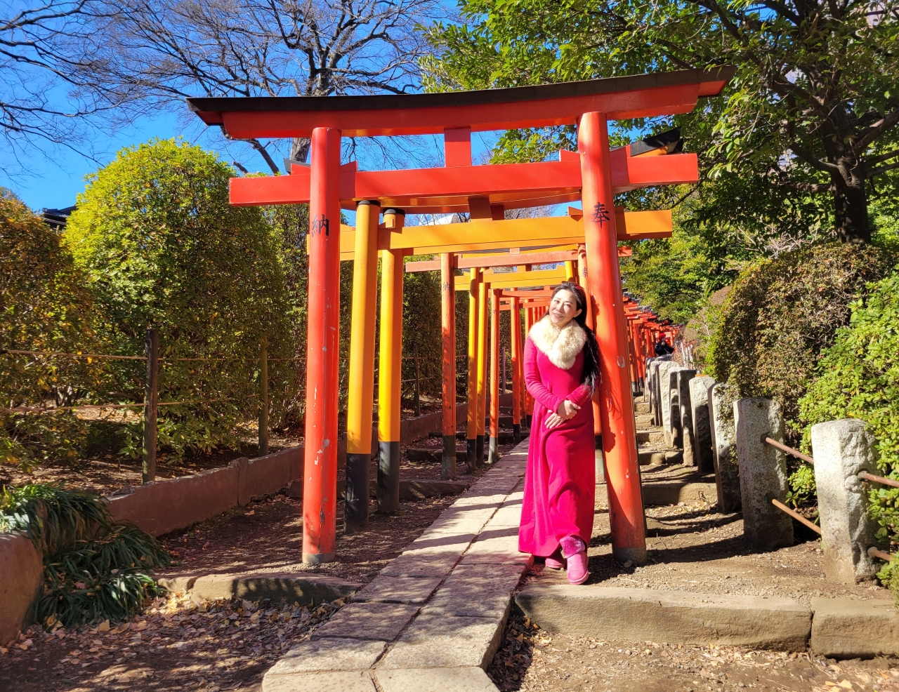 小彤去了根津神社，跑一圈千鳥居，體驗《藝伎回憶錄》章子怡的生活。圖/馬可孛羅提供