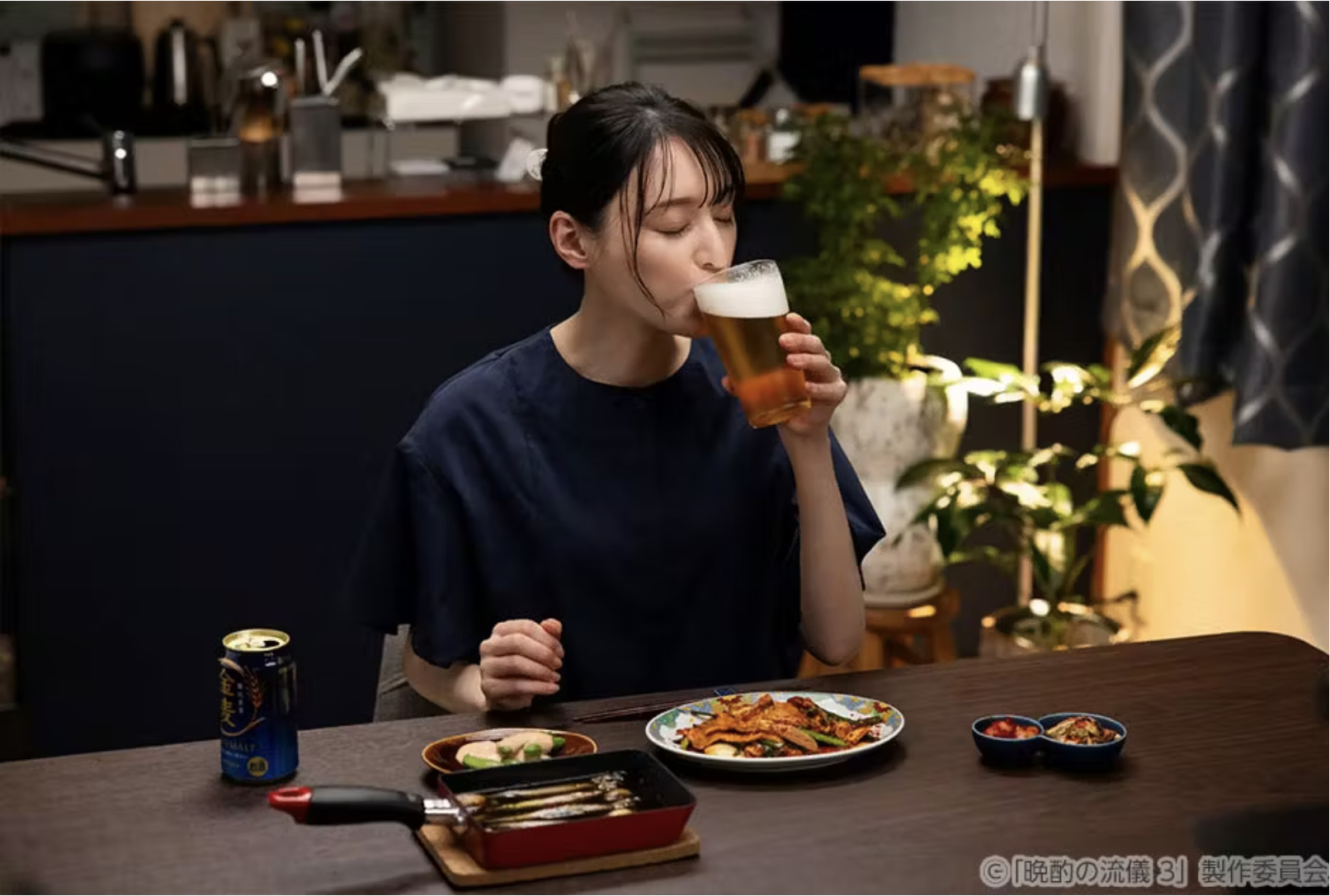 《晚酌的流派3》栗山千明在劇中每天下班都會為享受一杯好喝的啤酒而做足準備。圖/Hami Video提供、取自東京電視台官方網站