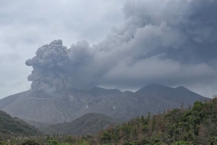 太平洋火環帶近期十分不安定　日本櫻島南岳火山口持續噴發