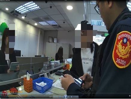 警員發現民眾遭詐騙集團鎖定，向當事人不斷勸說後，才打消民眾提款念頭。圖/士林分局提供