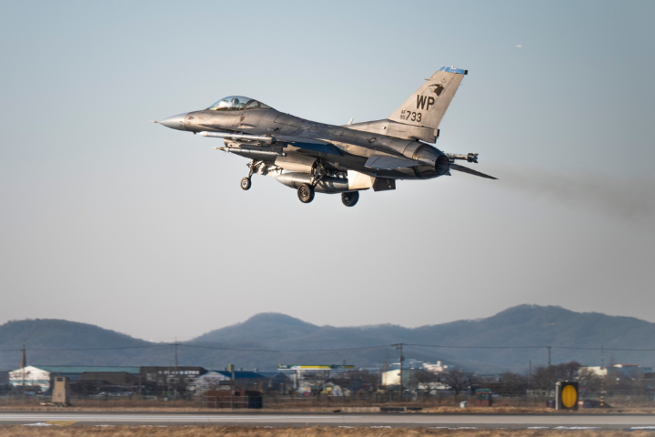 美中戰機黃海「短暫對峙」！F-16接近防空識別區　中方緊急升空應對