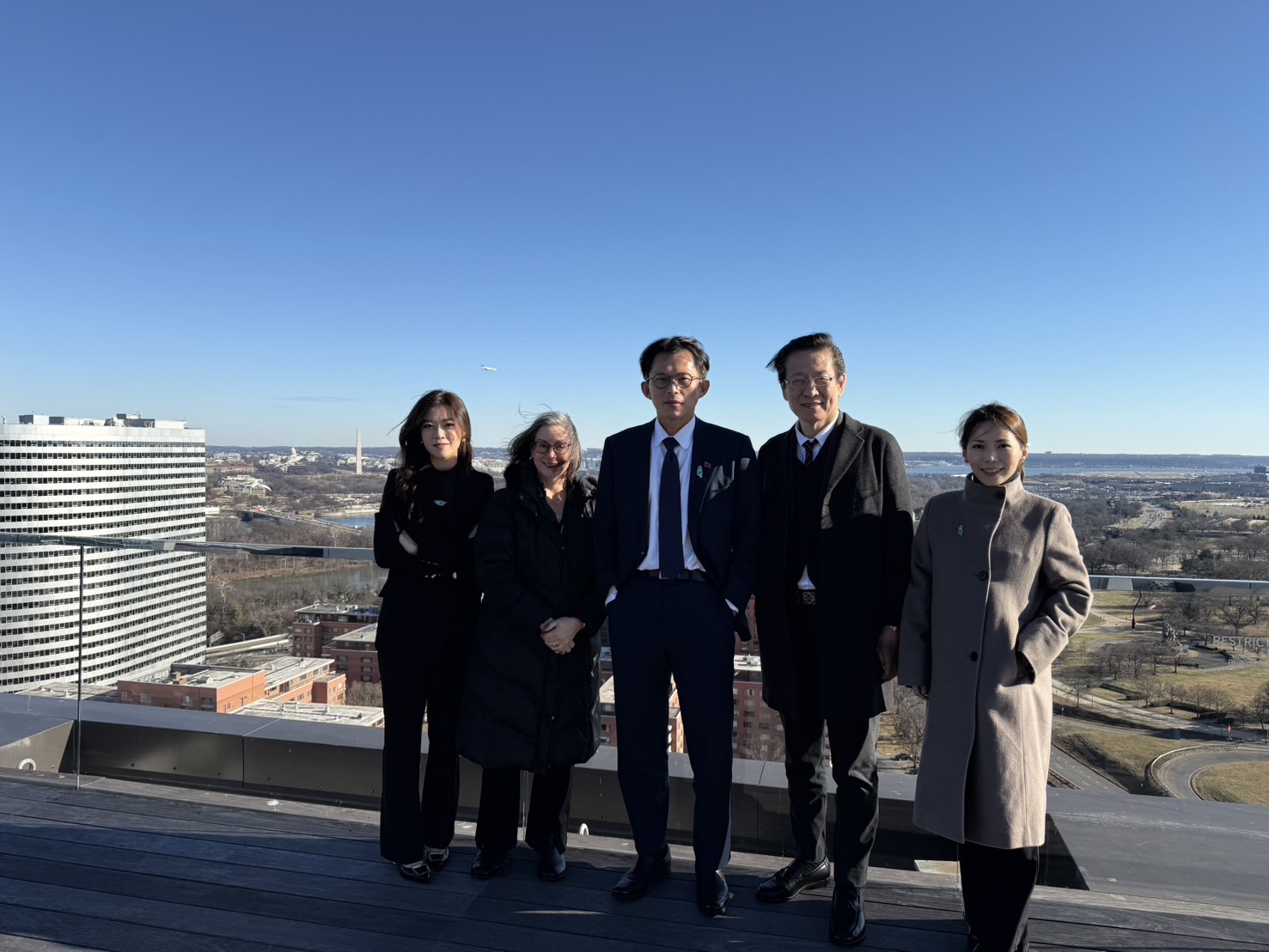 由左至右分別為民眾黨前國際部主任林子宇、美國在台協會華盛頓總部執行理事藍鶯、民眾黨主席黃國昌、民眾黨候任立委王安祥、民眾黨立院黨團主任陳智菡。圖/民眾黨提供