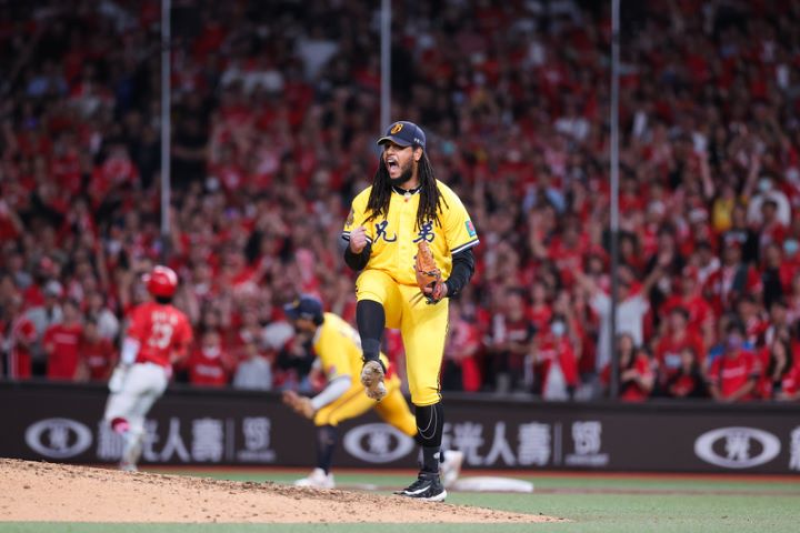 中信兄弟25日在台北大巨蛋與味全龍進行第5戰，兄弟洋投菲力士（Felix Pena）（前）後援2局，幫助球隊守住勝利。圖/中央社
