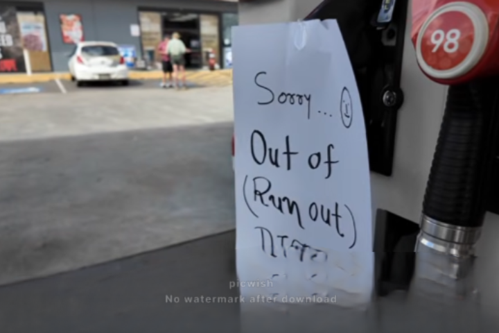 澳洲雪棃的加油站也出「98汽油」短缺的告示牌。圖／翻攝自 7NEWS Australia YT頻道
