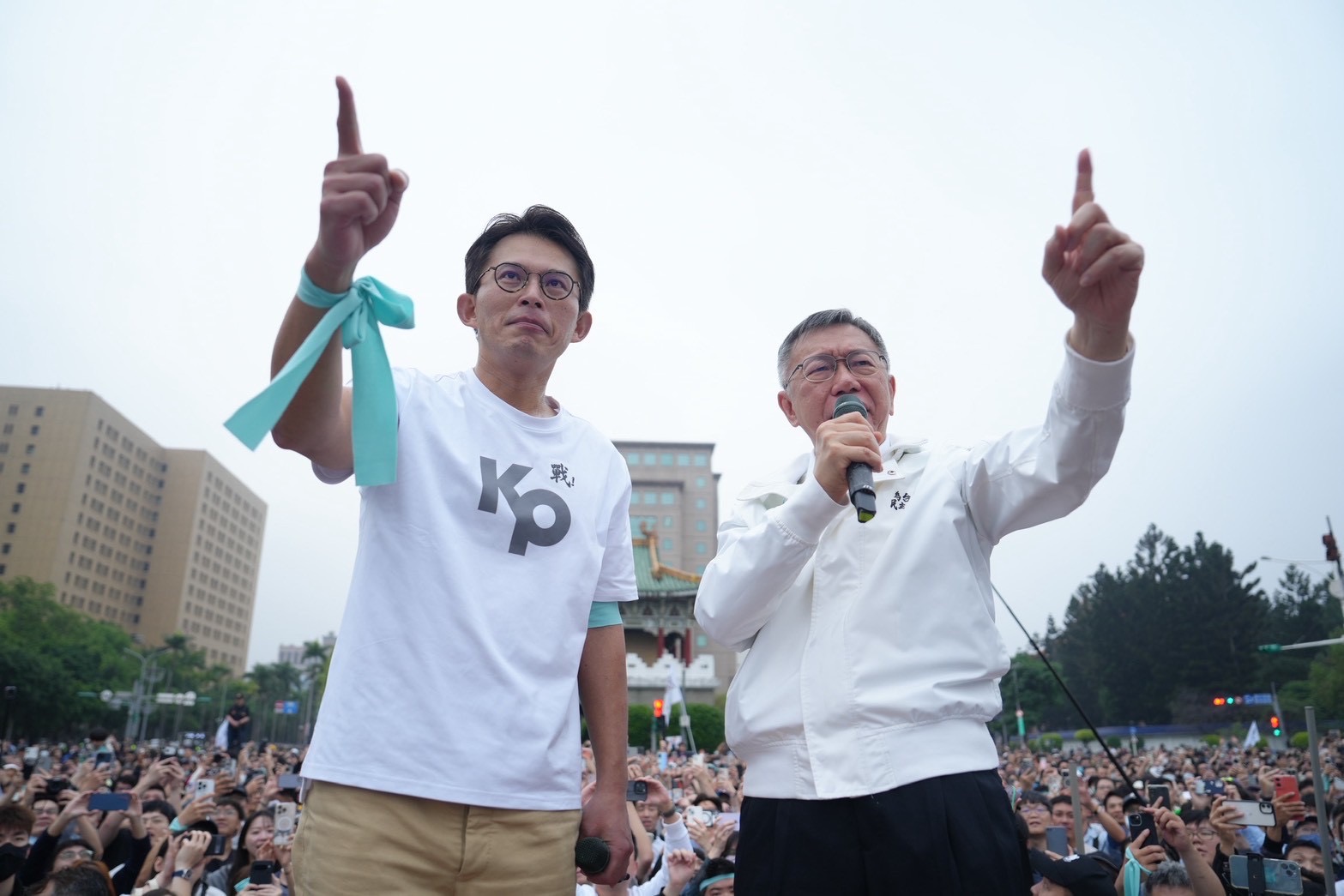 目前白營採取「南北分治、分進合擊」的策略：柯文哲深入中南部基層，補強民眾黨過去在農業縣市的組織弱項；而黃國昌則坐鎮雙北，維持強大的「空戰」聲量，並積極尋求選民認同。圖/取自黃國昌臉書