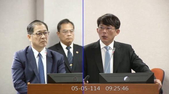 圖為民眾黨立委黃國昌質詢法務部長鄭銘謙（左）。圖／取自立法院國會頻道